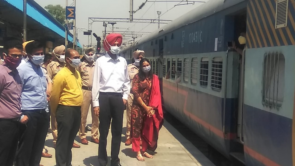  2,50,000 से अधिक प्रवासी मज़दूरों को विशेष रेलगाडिय़ों के द्वारा उनके पैतृक राज्य वापस भेजा गया